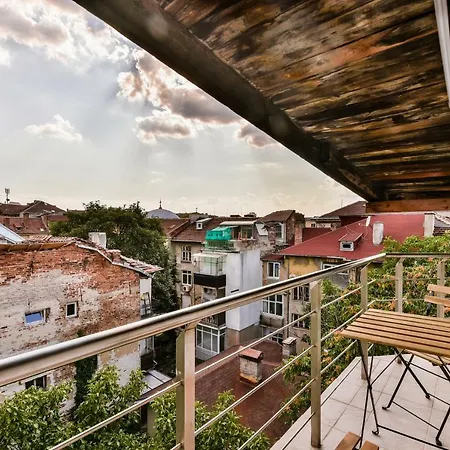 Three Levelled Art In The Heart Of Apartment